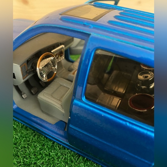 Jada Dub City 1:24 Diecast 2002 Cadillac Escalade EXT Blue Custom Lowrider Truck - Picture 8 of 14